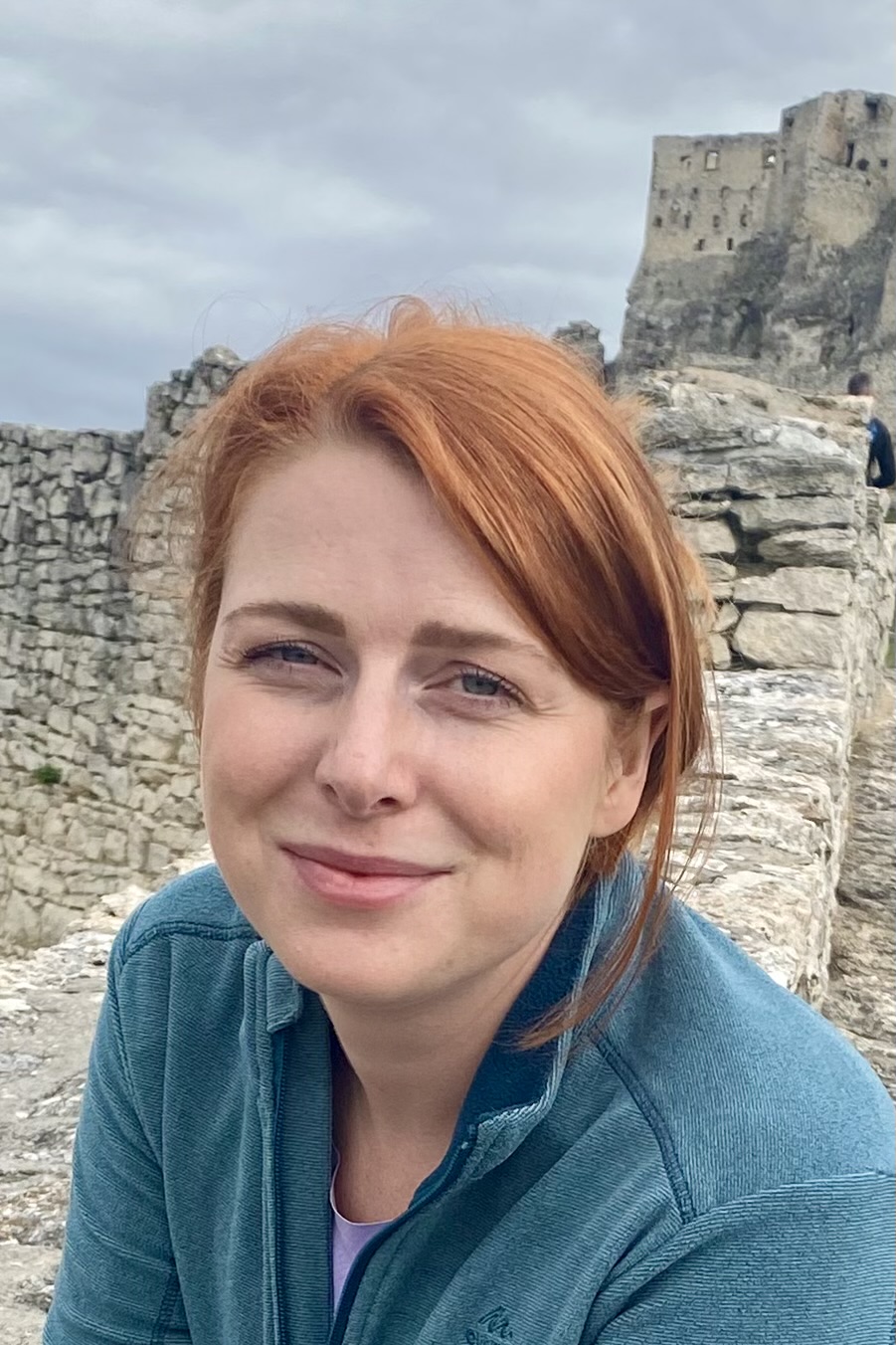 Bc. Veronika Čapková - pedagog s bohatými zkušenostmi s adaptací nejmenších dětí.   Předává radost z jídla, povědomí o zdravém a vyváženém stravování.  Je zastánkyní nápaditých oslav bez cukrovinek. :-)  Svůj volný čas ráda tráví aktivně s rodinou, přáteli i dobrou knihou.