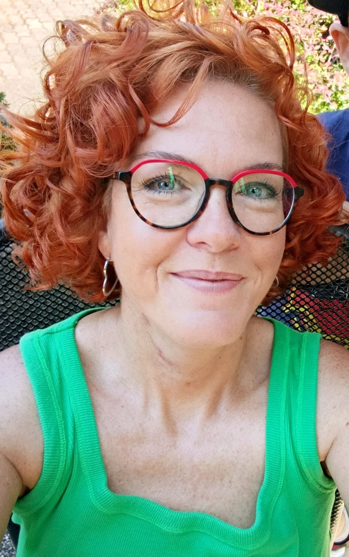 Lenka Lindovská - zastává pozici asistenta pedagoga, školního asistenta - je veselá a pozitivní. Přistupuje k dětem s trpělivostí, respektem a podporou. Má mnohaleté zkušenosti s dětmi se speciálními vzdělávacími potřebami a věří, že každé dítě má svůj jedinečný potenciál. Řídí se heslem: "Radost dělá radost!"